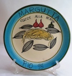 Prato em cerâmica da Coleção Boa Lembrança  Margutta, Cozze Alla Neroni - Rio 1995. Med. 26 cm diâmetro.