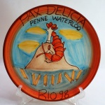Prato em cerâmica da Coleção Boa Lembrança  Pax Delicia, Penne Waterloo - Rio 1998. Med. 26 cm diâmetro.