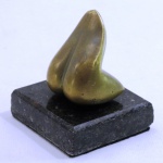 Raquel Cury- Escultura em bronze representando " Nú Feminino". Med. 7 x 6 x 6 cm.