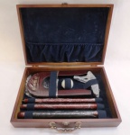 ZTE Corporation - Conjunto de Mini Golf portátil para escritório, acondicionado em luxuosa maleta de madeira Mogno, com cinco acessórios e uma bola. SEM USO. . Med. 7 x 33 x 23 cm.