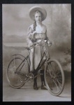 CARTOFILIA - Cartão Postal Fotográfico Sem Circulação Imagem - Garota com bicicleta, cerca de 1890 - Estados Unidos - Tiragem de 1000 Cartões. Med. aprox. 10cm x 15cm. Postal de n.º 59