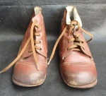 Antigo par de sapatos de criança em couro legítimo.