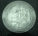 Medalha - Sto Antônio o Santo de Lisboa - Verso 1139 da Espada à Lei 1386 - A Manhã do Reino. Medalha em Prata Cinzelada. Marca do Prateiro no verso. Diam. 4cm.