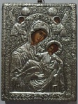 Belíssimo ícone russo, Nossa Senhora com criança no colo rodeada de anjos, em PRATA com contraste e teor 950 ml, ao gosto bizantino, ricamente cinzelado, com certificado. Med 22cm alt x 15,3cm larg