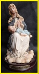 ESCULTURA - Grupo de resina policromada representando Nossa Senhora com menino Jesus. Altura 19 cm.