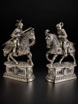 Par de esculturas em prata inglesa, 925 ml, representando dois cavaleiros montados a cavalo, ambos c