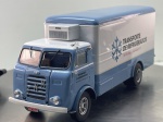 Miniatura die-cast do caminhão pesado FNM D-11000 com baú frigorífico nas cores azul e branco, produzida pela Ixo Models em escala 1/43. Apresenta detalhes fiéis de transporte frigorífico comercial brasileiro, incluindo cabine avançada azul com teto branco, grelha frontal com as siglas "FNM", unidade de refrigeração instalada no teto do baú, inscrições laterais e traseiras "TRANSPORTE DE REFRIGERADOS" com o símbolo de flocos de neve e contactos telefónicos de São Paulo, chapa de matrícula "CRY-7036", e chassi inferior detalhado em plástico preto com gravação "1/43", logótipo "ixo" e "FNM D11000". Medidas: 06 x 16 x 06 cm. Com marcas de tempo de uso.