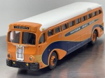 Miniatura die-cast do autocarro vintage Yellow Coach 743 na livraria da "Washington Motor Coach System" (Northern Short Route), produzida pela Corgi Classics (referência 53905). Apresenta esquema de pintura em teto branco, corpo alaranjado e grafismos em azul-escuro, itinerário frontal com a indicação "LEAVENWORTH", numeração "141" nas laterais do para-choques dianteiro, detalhes cromados na grelha e emblema da companhia na traseira, acompanhada da respetiva caixa original ilustrada. Medidas: 05 x 20 x 05 cm. Com marcas de tempo de uso.