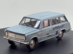 Miniatura die-cast da carrinha Lada / VAZ-2102 na cor cinzenta-azulada, caracterizada como veículo de apoio "Avtoexport USSR / Rally Service". Apresenta inscrições e logotipos da "Avtoexport", "Rally Service", "USSR" e "LADA" na carroçaria e guarda-lamas, tampa do capô articulada com abertura frontal revelando o motor detalhado, tampa do bagageiro amovível/desmontável, para-choques e calotas prateadas/cromadas, e caixa original em cartão vermelho com grafismos em cirílico ("BOA"). Medidas: 03 x 09 x 03 cm. Com marcas de tempo de uso.