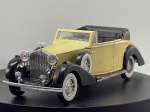 Miniatura die-cast do clássico Rolls-Royce Phantom III de 1936 (Solido, modelo Nº 46, escala 1/43), fabricada em França. Apresenta carroçaria em tons de amarelo e preto com capota recolhida preta, grelha frontal cromada com o emblema "Spirit of Ecstasy", faróis adicionais proeminentes, pormenores cromados, pneus de faixa branca com rodas sobresselentes laterais e chassi inferior gravado com as especificações do fabricante. Com marcas de tempo de uso.