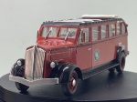 Miniatura die-cast do autocarro turístico clássico White Model 706 na livraria da "Glacier Park Transport Company", fabricada pela The Open Top Bus Company (2002). Apresenta esquema de pintura vermelho com guarda-lamas e teto pretos, teto panorâmico aberto com barras transversais cromadas e lona dobrada, emblemática grelha frontal vertical cromada, para-choque prateado, portas de acesso lateral com escada dobrável e decalques da companhia no painel lateral, e chassi detalhado em plástico preto com as inscrições "MADE IN CHINA", "www.opentopbus.com" e " 2002 The Open Top Bus Company"cite: 99, 100, 101. Medidas: 05 x 16 x 06 cm. Com marcas de tempo de usocite: 96, 98.
