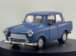 Miniatura die-cast do clássico automóvel Trabant 601 em tom azul metalizado. Apresenta pormenores como portas laterais abriveis, interior detalhado com bancos pretos, placa de matrícula dianteira com a inscrição "Trabant" e traseira com "DDR-1989", para-choques e grelha cromados, jantes desportivas e chassi inferior em plástico preto com a inscrição de fabrico "MADE IN CHINA". Medidas: 05 x 12 x 05 cm. Com marcas de tempo de uso.