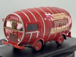 Miniatura die-cast do furgão publicitário em formato de barrica de vinho "Renault 1400 Kg Caves Byrrh a Thuir" em tom vermelho, com carroçaria modelada em forma de barril decorada com a publicidade icónica "Visitez à Thuir Les Caves Byrrh" e a ilustração da personagem histórica, aros metálicos simulados em relevo, grelha frontal e para-choques estilizados, placa de matrícula "772 G035", jantes vermelhas, e base expositora gravada com a identificação "RENAULT 1400 KG CAVES BYRRH A THUIR". Medidas: 06 x 11 x 05 cm. Com marcas de tempo de uso.