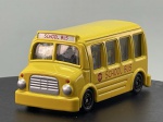 Miniatura die-cast do autocarro escolar "Snoopy School Bus" (série Dream Tomica, modelo No. 154, 2012 Peanuts), fabricada no Vietname e acompanhada da respetiva caixa de cartão original. Apresenta carroçaria em tom amarelo vivo com inscrições "SCHOOL BUS" e sinalética de STOP, janelas laterais decoradas com ilustrações das personagens do universo Peanuts (incluindo Snoopy, Charlie Brown e outros) no interior, grelha frontal prateada, rodas pretas e chassi inferior em plástico preto com gravações do fabricante e ano. Com marcas de tempo de uso.