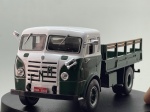 Miniatura die-cast do caminhão pesado FNM D-9500 com cabine Brasinca na cor verde e branca, produzida pela Ixo Models. Apresenta detalhes fiéis do modelo clássico brasileiro, incluindo cabine avançada com topo branco e base verde-escura, emblemática grelha frontal com as letras "FNM" em destaque, faróis circulares e buzina dupla instalada na lateral, carroceria de madeira/grade baixa na cor verde com ripas superiores em tom de madeira, retrovisores laterais estendidos, placas de licença vermelhas "SP CAMPINAS FNM-9500" e chassi detalhado gravado com a identificação "FNM D9500 BRASINCA", a marca "Ixo" e a indicação de escala 1/43. Medidas: 06 x 16 x 06 cm. Com marcas de tempo de uso.