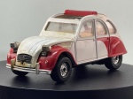 Miniatura die-cast do clássico Citroën 2CV6 (Corgi, fabricado na Grã-Bretanha), com pintura bicolor em vermelho e branco e teto de lona recolhível em vermelho. Apresenta pormenores como capot dianteiro móvel com motor detalhado à vista, faróis dianteiros salientes, interior visível e chassi inferior em plástico preto com gravações do fabricante e modelo. Medidas: 05 x 10 x 04 cm. Com marcas de tempo de uso.