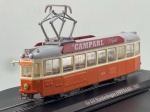 Miniatura ferroviária die-cast do elétrico Be 4/4 Standardwagen (SWP/SAAS, 1952) da CGTE (Genebra), com pintura em tons de laranja e creme, e publicidade lateral de teto "CAMPARI, l'Apéritif". Apresenta pormenores como indicadores de linha "12" e destino "CAROUGE", número de frota "727", pantógrafo detalhado no teto cinzento, interior visível com bancos e comandos, e base expositora preta com placa identificativa inscrita "Be 4/4 Standardwagen (SWP/SAAS) - 1952". Medidas: 07 x 15 x 03 cm. Com marcas de tempo de uso.