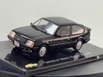 Miniatura die-cast do Chevrolet Monza Hatch S/R (1986) na cor preta, pertencente à coleção de veículos clássicos brasileiros. Apresenta detalhes fiéis da versão desportiva, incluindo spoiler/aerofólio traseiro preto sobre a tampa do bagageiro, frisos e para-choques pretos com friso vermelho, jantes de liga leve desportivas prateadas, inscrições "S/R 2.0S" e "CHEVROLET" na traseira, placas de licença "RS - PELOTAS SS-3228", base expositora gravada com a identificação "CHEVROLET MONZA HATCH S/R 1986" e caixa acrílica de proteção. Medidas: 03 x 09 x 03 cm. Com marcas de tempo de uso.