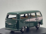 Miniatura em chapa/metal de fabrico vintage de uma carrinha Volkswagen (Kombi) na cor verde-escuro. Apresenta pormenores característicos como a frente com o logótipo VW em relevo e faróis circulares, tejadilho liso, janelas amplas abertas com interior detalhado em tons beges, jantes prateadas com pneus pretos e chassi inferior metálico com inscrição central "REÚPLICA" enquadrada num losango. Medidas: 05 x 12 x 05 cm. Com marcas de tempo de uso.
