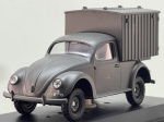 Miniatura die-cast do utilitário militar VW Lieferwagen Typ 83 (Wehrmacht 1945) na cor cinzento-panzer (Panzergrau), fabricada pela Vitesse (referência 051 B). Apresenta detalhes fiéis do furgão utilitário militar derivado do Carocha, incluindo caixa de carga traseira fechada e ondulada, insígnias táticas e símbolos militares amarelos gravados na carroçaria e nos guarda-lamas, rodas militares com pneus todo-o-terreno, base expositora, caixa acrílica e embalagem original de Cartão Vitesse ("La Collection VITESSE"). Medidas: 05 x 09 x 05 cm. Com marcas de tempo de uso.