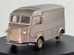 Miniatura die-cast do clássico furgão comercial Citroën Type H (escala 1/43) em tom prateado/cinzento-metalizado, com a caraterística carroçaria ondulada. Apresenta porta lateral de correr e portas traseiras operacionais de abertura dividida (estilo chapeau de gendarme), grelha frontal com o logótipo em chevron da Citroën, placas de matrícula francesas "2220AM69", jantes em tom bege e acessórios miniatura de sinalização rodoviária (cones e barreiras amarelas). Com marcas de tempo de uso.