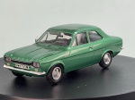 Miniatura die-cast do Ford Escort MK1 em tom verde metalizado (Troféu, escala 1/43), fabricada em Portugal. Apresenta pintura pormenorizada com espelhos retrovisores e puxadores cromados, placas de matrícula britânicas "SWY 737M", dístico "GB" na traseira, emblemas "Ford" e "Escort" gravados, jantes cromadas clássicas e chassi inferior em plástico preto com indicações do fabricante, escala e modelo. Com marcas de tempo de uso.