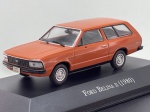 Miniatura die-cast da carrinha Ford Belina II (1980) na cor castanho-alaranjada, pertencente à coleção "Carros Inesquecíveis do Brasil". Apresenta pormenores fiéis do modelo de duas portas, incluindo grelha frontal preta com emblema da marca, para-choques pretos, jantes de aço com calotas prateadas, logotipo "Belina II" na traseira, placas identificativas "FORD BELINA", base expositora gravada e caixa acrílica de proteção. Medidas: 03x 09x 03 cm. Com marcas de tempo de uso.