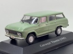 Miniatura die-cast do utilitário desportivo Chevrolet Veraneio (1965) na cor verde, pertencente à coleção de veículos clássicos brasileiros. Apresenta pormenores fiéis do clássico nacional, incluindo grelha frontal e para-choques cromados, óticas duplas circulares, estribos laterais, inscrição "CHEVROLET" na traseira, jantes prateadas com calotas e pneus com perfil clássico, placa identificativa "CHEVROLET VERANEIO", base expositora gravada com a designação "CHEVROLET VERANEIO (1965)" e caixa acrílica de proteção. Medidas: 03 x 09 x 03 cm. Com marcas de tempo de uso.