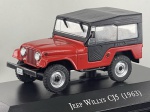 Miniatura die-cast do utilitário Jeep Willys CJ5 (1963) na cor vermelha com capota rígida removível/cobertura preta. Apresenta detalhes fiéis como a grelha frontal vertical característica com faróis circulares, pneu sobressalente alojado na traseira com capa preta, jantes prateadas com pneus todo-o-terreno, para-choques pretos, inscrição "Jeep" nas laterais do capô e base expositora personalizada gravada. Medidas: 04 x 08 x 04 cm. Com marcas de tempo de uso.