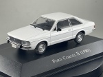 Miniatura die-cast do coupé Ford Corcel II (1980) na cor branca, pertencente à coleção "Carros Inesquecíveis do Brasil". Apresenta detalhes fiéis do modelo de duas portas, incluindo grelha frontal preta com o emblema da marca, para-choques cromados com batentes pretos, jantes de aço com calotas prateadas, placas identificativas "FORD CORCEL II", base expositora gravada e caixa acrílica de proteção. Medidas: 03 x 09 x 03 cm. Com marcas de tempo de uso.