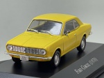 Miniatura die-cast do coupé Ford Corcel (1970) na cor amarela, pertencente à coleção "Carros Inesquecíveis do Brasil". Apresenta pormenores fiéis do modelo clássico de duas portas, incluindo grelha frontal cromada com faróis circulares embutidos, para-choques cromados fina estampa, jantes de aço prateadas com calotas originais, lanternas traseiras duplas retangulares, inscrição "FORD" no capô e na tampa do bagageiro, placas identificativas "FORD CORCEL", base expositora gravada com a identificação "FORD CORCEL (1970)" e caixa acrílica de proteção. Medidas: 03 x 09 x 03 cm. Com marcas de tempo de uso.