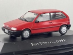 Miniatura die-cast do hatchback Fiat Tipo 1.4 i.e. (1995) na cor vermelha, pertencente à coleção "Carros Inesquecíveis do Brasil". Apresenta detalhes característicos como para-choques e frisos laterais pretos, grelha frontal com o emblema da marca e faróis retangulares, jantes com calotas prateadas, inscrições "FIAT" e "Tipo 1.4 i.e." na porta do bagageiro, limpador de para-brisas traseiro, placas identificativas "FIAT TIPO", base expositora gravada e caixa acrílica de proteção. Medidas: 03 x 09 x 03 cm. Com marcas de tempo de uso.