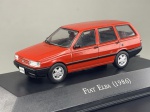 Miniatura die-cast da carrinha familiar Fiat Elba (1986) na cor vermelha, pertencente à coleção "Carros Inesquecíveis do Brasil". Apresenta detalhes fiéis do modelo clássico de cinco portas, incluindo para-choques e frisos laterais pretos, grelha frontal com o emblema da marca, jantes de liga leve prateadas, inscrições "Elba S" e identificação na tampa do bagageiro, limpador de para-brisas traseiro, placas identificativas "Fiat Elba", base expositora gravada e caixa acrílica de proteção. Medidas: 03 x 08 x 03 cm. Com marcas de tempo de uso.