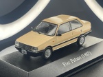 Miniatura colecionável em die-cast referente ao clássico sedan de duas portas Fiat Prêmio do ano de 1987, pertencente à coleção "Carros Inesquecíveis do Brasil". Apresenta pintura na cor bege. Destaca-se os detalhes da carroçaria, incluindo para-choques envolventes pretos, frisos laterais em tom preto, repetição de pisca lateral, maçanetas, tampa do depósito de combustível e lanternas traseiras. Equipado com rodas prateadas características da época e pneus em borracha, acompanha caixa acrílica protetora transparente e fundo temático ilustrado, base expositora rígida na cor preta com a identificação do modelo gravada em letras prateadas na parte frontal. Escala 1:43. Marcas do tempo e de uso.