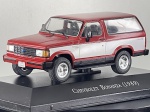 Miniatura die-cast do SUV Chevrolet Bonanza (1989) em pintura bicolor vermelha e branca, integrante da coleção "Carros Inesquecíveis do Brasil". Apresenta detalhes fiéis como frisos e grelha frontais pretos com o logótipo da marca, emblemas "BONANZA CUSTOM" e "DELUXE" nas laterais, jantes cromadas, limpador de para-brisas traseiro, base expositora gravada e caixa acrílica de proteção. Medidas: 04 x 10 x 04 cm. Com marcas de tempo de uso.