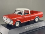 Miniatura die-cast da clássica pick-up Ford F-100 (1978) em pintura bicolor vermelha e branca, pertencente à coleção "Carros Inesquecíveis do Brasil". Apresenta detalhes fiéis do modelo utilitário, incluindo grelha frontal cromada com faróis circulares, para-choques cromados com engate de reboque traseiro, inscrição "FORD" em relevo na tampa da bagageira, jantes brancas clássicas, placas identificativas "FORD F-100", base expositora gravada e caixa acrílica de proteção. Medidas: 04 x 10 x 04 cm. Com marcas de tempo de uso.