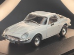Elegante miniatura colecionável do Puma GT, ano 1967, representando um dos automóveis esportivos mais emblemáticos da indústria automobilística brasileira. O modelo destaca-se pela carroceria de linhas aerodinâmicas, perfil baixo e desenho refinado, características que consagraram o Puma como um dos grandes símbolos da produção nacional de veículos esportivos.Apresentada em delicada tonalidade azul-claro, a miniatura reproduz detalhes característicos do automóvel original, incluindo carroceria cupê de duas portas, capô alongado, faróis de formato ovalado, para-choques cromados, rodas com calotas metálicas e ampla área envidraçada. O acabamento evidencia as curvas harmoniosas da carroceria e a elegância dos esportivos brasileiros da década de 1960.O Puma GT ocupa posição de destaque na história do automobilismo nacional, sendo reconhecido por sua proposta esportiva e produção de caráter artesanal. A miniatura constitui uma interessante peça para colecionadores de automóveis clássicos, admiradores da indústria brasileira e composições decorativas dedicadas à memória automobilística.Apresentada sobre base expositora preta com identificação Puma GT (1967), que valoriza sua apresentação em vitrines e coleções particulares.Medidas: 03 x 09 x 03 cm.Estado de conservação: Apresenta leves sinais de manuseio, pequenas marcas superficiais na pintura e nos vidros, conforme fotografias. Base expositora com discretas marcas de uso.
