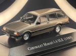 Miniatura colecionável em die-cast (metal com detalhes em plástico) referente ao clássico modelo station wagon Chevrolet Marajó 1.6 S/L/E de 1989. Conta com acabamento em pintura bege/cinza champanhe metalizado. Apresenta fidelidade de linhas e detalhes de época, como frisos laterais em tom preto com a inscrição da versão, para-choques pretos, retrovisor e maçanetas moldadas. O conjunto traseiro traz lanternas em acrílico colorido e placa identificativa do veículo. As rodas replicam o modelo em aço de fábrica com pneus em borracha. Acompanha base expositora rígida preta original com o nome do modelo impresso em tom prateado na parte frontal.   Petição em excelente estado geral de conservação, com estrutura e pintura íntegras, sem faltas ou descasques. Acrílicos dos vidros preservados e base expositora em perfeito estado com gravação limpa.   Medidas: 4 cm (altura)  9 cm (comprimento)  4 cm (largura).