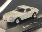 Miniatura colecionável em die-cast (metal com detalhes em plástico) referente ao histórico desportivo fora de série brasileiro Malzoni GT do ano de 1965. Conta com acabamento em pintura na cor branca. Apresenta fidelidade às linhas aerodinâmicas do modelo original, destacando-se pela grelha frontal cromada, faróis carenados com lentes transparentes, limpadores de para-brisa em miniatura, retrovisor cromado e para-choques em lâmina cromada. Equipado com jantes cromadas estilo época e pneus em borracha. Encontra-se fixado sobre base expositora rígida na cor preta, com a identificação do modelo impressa em letras prateadas na parte frontal.   Item em excelente estado geral de conservação, com pintura brilhante e estrutura íntegra, sem faltas ou descasques. Vidros acrílicos transparentes e preservados. A base expositora encontra-se em perfeito estado.   Medidas: 3 cm (altura)  9 cm (comprimento)  3 cm (largura).