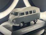 Miniatura colecionável em die-cast, incluindo para-choques tubulares brancos na frente e na traseira, retrovisor redondo no pilar, janelas laterais emolduradas, aberturas de ventilação traseiras, pequenas lanternas redondas e placa identificativa "Volkswagen Kombi". Equipado com rodas prateadas com calotas centrais cromadas e pneus em borracha. Encontra-se fixado sobre base expositora rígida na cor preta, com a identificação do modelo gravada em letras prateadas na parte frontal.  Medidas: 4 cm (altura)  10 cm (comprimento)  4 cm (largura). Marcas do tempo e de uso.