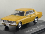 Miniatura die-cast do sedan Chevrolet Opala 2500 (1969) na cor amarela, pertencente à coleção "Carros Inesquecíveis do Brasil". Apresenta pormenores fiéis da primeira geração do modelo, como a grelha frontal cromada com faróis circulares embutidos, para-choques e espelhos cromados, jantes com calotas cromadas da época, placas com a identificação "CHEVROLET OPALA 2500", base expositora gravada e caixa acrílica de proteção com dados técnicos no painel traseiro. Medidas: 03 x 10 x 03 cm. Com marcas de tempo de uso.