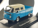 Miniatura colecionável em die-cast (metal com pormenores em plástico) referente ao clássico modelo utilitário Volkswagen Kombi Cabine Dupla (CD) do ano de 1981, pertencente à coleção "Carros Inesquecíveis do Brasil". Apresenta pintura em dois tons, com a cabine superior em branco e a carroçaria e caixa de carga em azul. Destaca-se pela reprodução fiel das linhas utilitárias, incluindo a caixa de carga com taipais frisados, aberturas laterais de ventilação do motor, tampa do depósito de combustível, retrovisores e maçanetas moldadas. Equipado com jantes prateadas e calotas centrais cromadas, com pneus em borracha. Acompanha cúpula acrílica protetora transparente e fundo temático ilustrado, estando fixado sobre base expositora rígida na cor preta com a identificação do modelo gravada em letras prateadas na parte frontal.   Item em excelente estado geral de conservação, com pintura e estrutura íntegras, sem faltas nem descasques. A cúpula em acrílico translúcido e a base expositora encontram-se preservadas e em ótimo estado.   Medidas: 4 cm (altura)  9 cm (comprimento)  4 cm (largura).