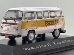 Miniatura die-cast da carrinha Volkswagen Kombi T2 caracterizada para "Transporte Escolar" nas cores branca e amarela, pertencente à coleção "Veículos de Serviço do Brasil". Apresenta pormenores fiéis da caracterização escolar brasileira, incluindo faixa amarela contínua na linha de cintura com a inscrição "ESCOLAR" nas laterais, frente e traseira, pequenos refletores delimitadores ao longo da carroçaria e luzes no teto, para-choques pretos, calotas prateadas com o logótipo VW, placas identificativas "VOLKSWAGEN KOMBI T2", base expositora gravada com a designação "VOLKSWAGEN KOMBI T2 - Transporte Escolar" e caixa acrílica de proteção. Medidas: 04 x 09 x 04 cm. Com marcas de tempo de uso.