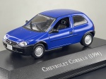 Miniatura die-cast do hatchback Chevrolet Corsa 1.0 (1994) na cor azul, pertencente à coleção "Carros Inesquecíveis do Brasil". Apresenta detalhes fiéis do modelo de três portas, incluindo para-choques e acabamentos pretos, grelha frontal com o emblema da marca, jantes de aço com calotas prateadas, inscrições "CORSA" e "CHEVROLET" na tampa traseira, limpador de para-brisas traseiro, placas identificativas "CHEVROLET CORSA 1.0", base expositora gravada e caixa acrílica de proteção. Medidas: 03 x 07 x 03 cm. Com marcas de tempo de uso.