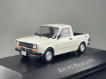 Miniatura die-cast da carrinha pick-up Fiat 147 Pick-up (1979) na cor branca, pertencente à coleção "Carros Inesquecíveis do Brasil". Apresenta detalhes fiéis do modelo utilitário clássico, incluindo grelha frontal preta com faróis circulares e piscas embutidos, para-choques pretos, jantes de aço prateadas desportivas, caixa de carga texturizada em preto, placas identificativas "FIAT 147 PICK-UP", base expositora gravada e caixa acrílica de proteção. Medidas: 03 x 08 x 03 cm. Com marcas de tempo de uso.