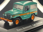 Miniatura colecionável em die-cast (metal com detalhes em plástico) referente ao utilitário clássico Toyota Bandeirante na caracterização da empresa "Light Eletricidade". Apresenta pintura na cor verde com faixa e detalhes em laranja. Destaca-se pelo elevado nível de fidelidade e utilitarismo, incluindo logótipo da Light nas portas, retrovisores destacados, para-choques e ganchos em tom laranja, pneu sobressalente posicionado sob a traseira, lanternas em relevo e placa identificativa "Toyota Bandeirante". Equipado com jantes laranjas e pneus todo-o-terreno em borracha com sulcos definidos. Encontra-se fixado sobre base expositora rígida na cor preta, com a identificação do modelo gravada em letras prateadas na parte frontal.Item em excelente estado geral de conservação, com pintura viva, gráficos preservados e estrutura íntegra sem faltas. Vidros acrílicos transparentes e base expositora em perfeito estado com gravação limpa.Medidas: 4 cm (altura)  9 cm (comprimento)  4 cm (largura).