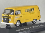 Miniatura die-cast do furgão Volkswagen Kombi T2 na cor amarela, em caracterização do serviço SEDEX dos Correios e pertencente à coleção "Veículos de Serviço do Brasil". Apresenta logótipos e slogans "SEDEX - MANDOU, CHEGOU." nas laterais e vidros traseiros, emblemas dos Correios nas portas e frente, endereço do site "www.correios.com.br", para-choques brancos, grelha frontal preta com logótipo Volkswagen, jantes com calotas cromadas, base expositora personalizada e caixa acrílica de proteção. Medidas: 04 x 09 x 04 cm. Com marcas de tempo de uso.