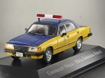 Miniatura die-cast do automóvel Chevrolet Opala caracterizado como viatura da Polícia Rodoviária Federal, em pintura bicolor azul e amarela. Apresenta giroflex retangular vermelho e branco no tejadilho, brasão e inscrição "POLÍCIA RODOVIÁRIA FEDERAL" nas portas dianteiras, jantes desportivas cromadas, placas com a identificação do modelo e base expositora personalizada. Medidas: 04 x 10 x 04 cm. Com marcas de tempo de uso.