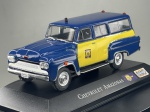 Miniatura die-cast do utilitário Chevrolet Amazonas caracterizado como viatura da Polícia Rodoviária Federal, em pintura bicolor azul e amarela. Apresenta distintivos da PRF nas portas dianteiras, sinalização luminosa no teto, estribos laterais cromados, pneus todo-o-terreno com jantes brancas, base expositora personalizada com emblemas e a inscrição "Moreti Garage". Medidas: 05 x 11 x 05 cm. Com marcas de tempo de uso.