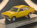 Elegante miniatura colecionável do Volkswagen Passat, ano 1975, representando um dos automóveis mais marcantes da história da indústria automobilística brasileira. Lançado no Brasil em 1974, o Passat destacou-se por seu desenho moderno, linhas retas e soluções mecânicas inovadoras para a época, tornando-se um dos modelos mais reconhecidos da Volkswagen durante a década de 1970.Apresentada em vibrante tonalidade amarela, a miniatura reproduz com riqueza de detalhes a clássica carroceria de duas portas, com perfil fastback, capô alongado, faróis circulares, grade dianteira com emblema Volkswagen, para-choques cromados, frisos laterais, retrovisor externo e rodas com acabamento metálico. O conjunto evidencia as proporções e os elementos estéticos característicos do modelo original.A peça constitui um interessante exemplar para colecionadores de miniaturas automobilísticas, admiradores dos veículos clássicos nacionais e entusiastas da história da Volkswagen no Brasil. Seu acabamento e apresentação tornam-na também uma atraente opção decorativa para vitrines, escritórios e coleções temáticas.Acompanha base expositora preta com identificação Volkswagen Passat (1975), proporcionando uma apresentação elegante e valorizando seu caráter colecionável.Medidas: 03 x 09 x 03 cm.Estado de conservação: Apresenta sinais de uso e manuseio, com discretas marcas superficiais na pintura e nos vidros, além de pequenos pontos de desgaste, conforme fotografias. Base expositora com leves marcas de conservação.